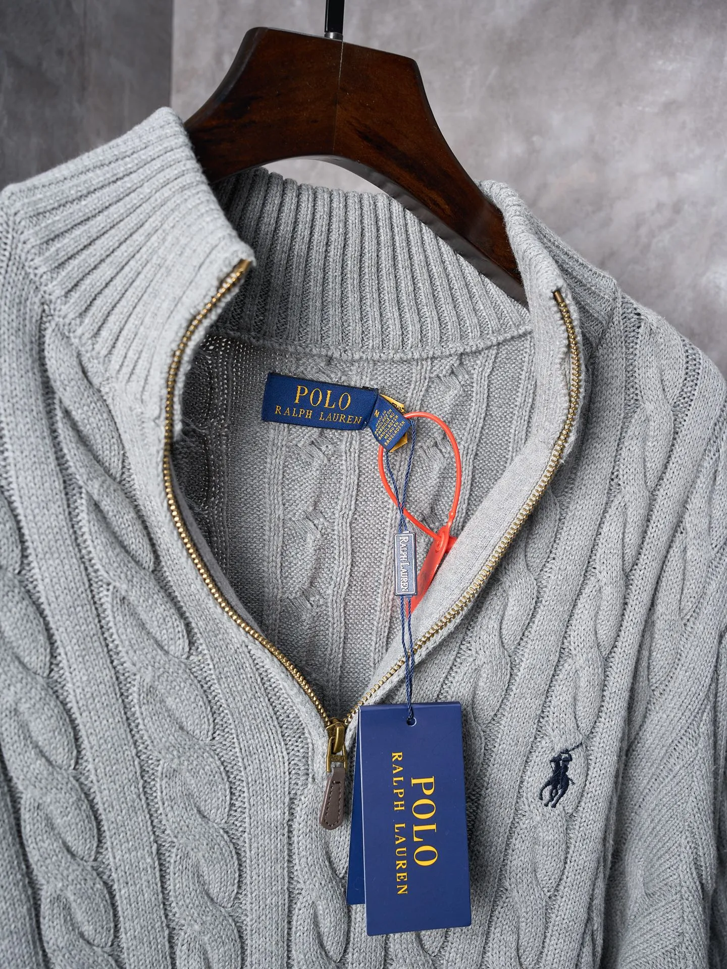 P430 Actual auction】Ralph Lauren/Ralph Lauren pony embroidered cable knitted zipper sweater [Ready stock] S M L Zippered half-high collar design, just the right amount of splendor. Interpret high-end style with unique details. Adhere to the timeless elegance and taste. Use imported machine embroidery technology. Use advanced computer control system and precision mechanical components to realize the iconic pony embroidery operation. High precision. Smooth and delicate lines. Three-dimensional cable weaving. Through clever shifting and interweaving of coils, adjacent coils are cross-shifted to form a twisting effect. The lines are smooth and regular. Time-consuming and labor-intensive. Ready-made clothes are washed and softened to remove odors. Use professional washing equipment and specific detergents to deeply clean and deodorize clothes, improve the feel and appearance of clothes, and improve the fit.